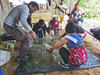 Les participants à l'ECA de la Franja de Diversidad y Vida (FDV) en Équateur s'exercent à la fabrication d'engrais organiques © M Roca