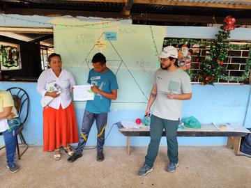 Construction d'un triangle de futur avec des agricultrices et des jeunes à Gabiotas, Guaviare, Colombie © A. Vega
