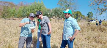 Treinamento e colaboração na coleta de imagens de drones em áreas de pastagem no município de Cotriguacu. © Guido Briceno