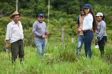 Caroline Corrêa, em Guaviare, para adaptar métodos de medição do desempenho da forragem em fazendas monitoradas por ONF Andina © K. Rodriguez